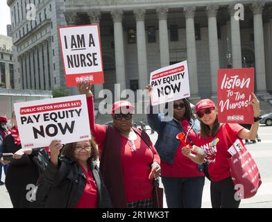 Am Mittwoch, den 10. Mai 2023 NYSNA (NY State Nurses Assoc Mitglieder), die für öffentliche Krankenhäuser und Bürgermeisterorganisationen in NYC arbeiten, veranstalteten am Foley Square eine Kundgebung, um Alarm zu schlagen angesichts der Krise der Unterbesetzung und der hohen Fluktuation, die die Versorgung der schutzbedürftigen Patienten bedroht, die vom öffentlichen Gesundheitssystem unserer Stadt abhängig sind. Krankenschwestern fordern Lohngerechtigkeit als eine Frage der Gesundheitsversorgung und der Rassengerechtigkeit. Stockfoto
