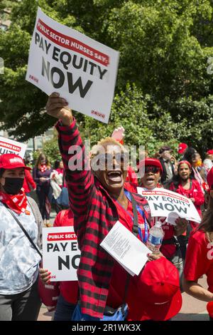 Am Mittwoch, den 10. Mai 2023 NYSNA (NY State Nurses Assoc Mitglieder), die für öffentliche Krankenhäuser und Bürgermeisterorganisationen in NYC arbeiten, veranstalteten am Foley Square eine Kundgebung, um Alarm zu schlagen angesichts der Krise der Unterbesetzung und der hohen Fluktuation, die die Versorgung der schutzbedürftigen Patienten bedroht, die vom öffentlichen Gesundheitssystem unserer Stadt abhängig sind. Krankenschwestern fordern Lohngerechtigkeit als eine Frage der Gesundheitsversorgung und der Rassengerechtigkeit. Stockfoto