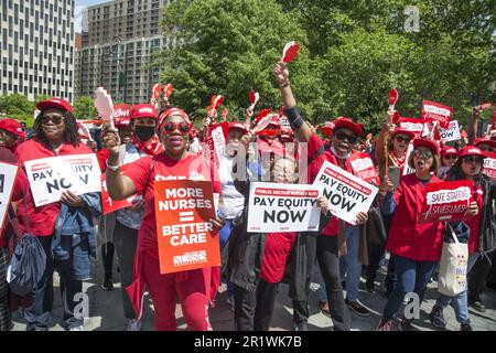 Am Mittwoch, den 10. Mai 2023 NYSNA (NY State Nurses Assoc Mitglieder), die für öffentliche Krankenhäuser und Bürgermeisterorganisationen in NYC arbeiten, veranstalteten am Foley Square eine Kundgebung, um Alarm zu schlagen angesichts der Krise der Unterbesetzung und der hohen Fluktuation, die die Versorgung der schutzbedürftigen Patienten bedroht, die vom öffentlichen Gesundheitssystem unserer Stadt abhängig sind. Krankenschwestern fordern Lohngerechtigkeit als eine Frage der Gesundheitsversorgung und der Rassengerechtigkeit. Stockfoto