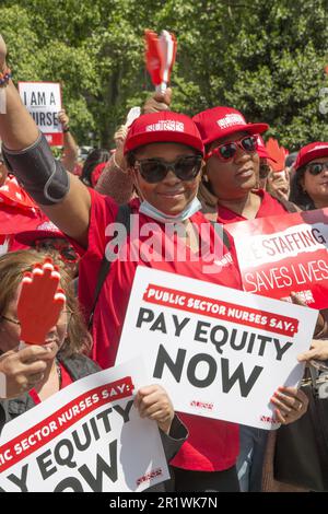 Am Mittwoch, den 10. Mai 2023 NYSNA (NY State Nurses Assoc Mitglieder), die für öffentliche Krankenhäuser und Bürgermeisterorganisationen in NYC arbeiten, veranstalteten am Foley Square eine Kundgebung, um Alarm zu schlagen angesichts der Krise der Unterbesetzung und der hohen Fluktuation, die die Versorgung der schutzbedürftigen Patienten bedroht, die vom öffentlichen Gesundheitssystem unserer Stadt abhängig sind. Krankenschwestern fordern Lohngerechtigkeit als eine Frage der Gesundheitsversorgung und der Rassengerechtigkeit. Stockfoto