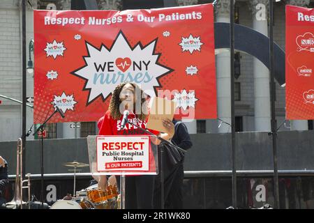 Am Mittwoch, den 10. Mai 2023 NYSNA (NY State Nurses Assoc Mitglieder), die für öffentliche Krankenhäuser und Bürgermeisterorganisationen in NYC arbeiten, veranstalteten am Foley Square eine Kundgebung, um Alarm zu schlagen angesichts der Krise der Unterbesetzung und der hohen Fluktuation, die die Versorgung der schutzbedürftigen Patienten bedroht, die vom öffentlichen Gesundheitssystem unserer Stadt abhängig sind. Krankenschwestern fordern Lohngerechtigkeit als eine Frage der Gesundheitsversorgung und der Rassengerechtigkeit. Stockfoto