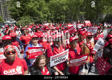 Am Mittwoch, den 10. Mai 2023 NYSNA (NY State Nurses Assoc Mitglieder), die für öffentliche Krankenhäuser und Bürgermeisterorganisationen in NYC arbeiten, veranstalteten am Foley Square eine Kundgebung, um Alarm zu schlagen angesichts der Krise der Unterbesetzung und der hohen Fluktuation, die die Versorgung der schutzbedürftigen Patienten bedroht, die vom öffentlichen Gesundheitssystem unserer Stadt abhängig sind. Krankenschwestern fordern Lohngerechtigkeit als eine Frage der Gesundheitsversorgung und der Rassengerechtigkeit. Stockfoto