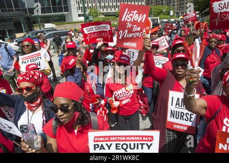 Am Mittwoch, den 10. Mai 2023 NYSNA (NY State Nurses Assoc Mitglieder), die für öffentliche Krankenhäuser und Bürgermeisterorganisationen in NYC arbeiten, veranstalteten am Foley Square eine Kundgebung, um Alarm zu schlagen angesichts der Krise der Unterbesetzung und der hohen Fluktuation, die die Versorgung der schutzbedürftigen Patienten bedroht, die vom öffentlichen Gesundheitssystem unserer Stadt abhängig sind. Krankenschwestern fordern Lohngerechtigkeit als eine Frage der Gesundheitsversorgung und der Rassengerechtigkeit. Stockfoto
