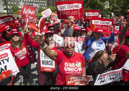 Am Mittwoch, den 10. Mai 2023 NYSNA (NY State Nurses Assoc Mitglieder), die für öffentliche Krankenhäuser und Bürgermeisterorganisationen in NYC arbeiten, veranstalteten am Foley Square eine Kundgebung, um Alarm zu schlagen angesichts der Krise der Unterbesetzung und der hohen Fluktuation, die die Versorgung der schutzbedürftigen Patienten bedroht, die vom öffentlichen Gesundheitssystem unserer Stadt abhängig sind. Krankenschwestern fordern Lohngerechtigkeit als eine Frage der Gesundheitsversorgung und der Rassengerechtigkeit. Stockfoto