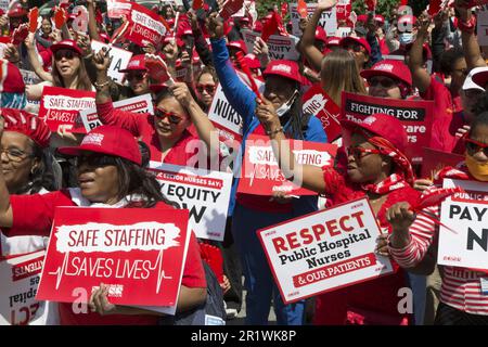 Am Mittwoch, den 10. Mai 2023 NYSNA (NY State Nurses Assoc Mitglieder), die für öffentliche Krankenhäuser und Bürgermeisterorganisationen in NYC arbeiten, veranstalteten am Foley Square eine Kundgebung, um Alarm zu schlagen angesichts der Krise der Unterbesetzung und der hohen Fluktuation, die die Versorgung der schutzbedürftigen Patienten bedroht, die vom öffentlichen Gesundheitssystem unserer Stadt abhängig sind. Krankenschwestern fordern Lohngerechtigkeit als eine Frage der Gesundheitsversorgung und der Rassengerechtigkeit. Stockfoto