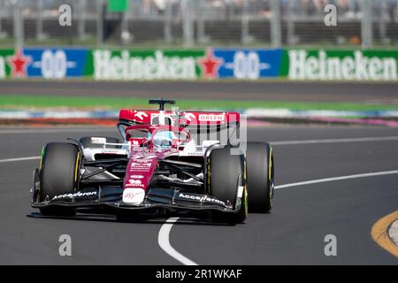 Melbourne, Australien, 8. April 2022. Valtteri Bottas (77) aus Finnland und Alfa Romeo F1 Team Orlenz während des australischen Formel-1-Grand Prix im Albert Park am 08. April 2022 in Melbourne, Australien. Kredit: Steven Markham/Speed Media/Alamy Live News Stockfoto