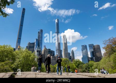 Superhohe Wohnungen entlang des Central Park South werden als Milliardärs Row, 2023, NYC, USA bezeichnet Stockfoto