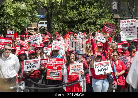 Am Mittwoch, den 10. Mai 2023 NYSNA (NY State Nurses Assoc Mitglieder), die für öffentliche Krankenhäuser und Bürgermeisterorganisationen in NYC arbeiten, veranstalteten am Foley Square eine Kundgebung, um Alarm zu schlagen angesichts der Krise der Unterbesetzung und der hohen Fluktuation, die die Versorgung der schutzbedürftigen Patienten bedroht, die vom öffentlichen Gesundheitssystem unserer Stadt abhängig sind. Krankenschwestern fordern Lohngerechtigkeit als eine Frage der Gesundheitsversorgung und der Rassengerechtigkeit. Stockfoto