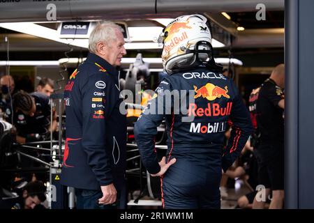 Melbourne, Australien, 8. April 2022. Max Verstappen (1) aus den Niederlanden und Oracle Red Bull Racing sprechen am 08. April 2022 im Albert Park in Melbourne, Australien, mit Helmut Marko während des australischen Formel 1 Grand Prix. Kredit: Steven Markham/Speed Media/Alamy Live News Stockfoto