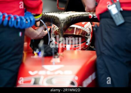 Melbourne, Australien, 8. April 2022. Charles Leclerc (16) aus Monaco und Scuderia Ferrari warten am 08. April 2022 im Albert Park in Melbourne, Australien, während des australischen Formel 1 Grand Prix in seinem Auto. Kredit: Steven Markham/Speed Media/Alamy Live News Stockfoto