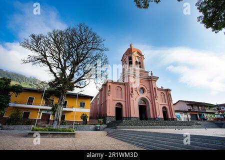 Pueblorrico, Antioquia - Kolumbien - 05. April 2023. St. Anthony of Padua Church, im zentralen Park der Gemeinde Stockfoto
