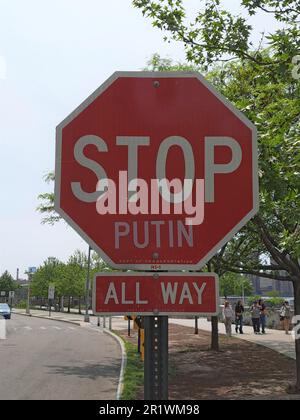 NEW YORK, NEW YORK - MAI 15: Das Wort „PUTIN“ an einem Stoppschild, das eine „STOP PUTIN“-Botschaft darstellt, die am 15. Mai 2023 in Long Island City in New Yo zu sehen ist Stockfoto