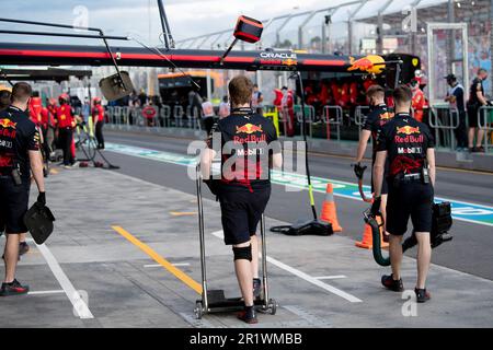 Melbourne, Australien, 8. April 2022. Redbull wartet am 08. April 2022 beim Grand Prix der australischen Formel 1 im Albert Park in Melbourne, Australien, auf eines ihrer Autos. Kredit: Steven Markham/Speed Media/Alamy Live News Stockfoto