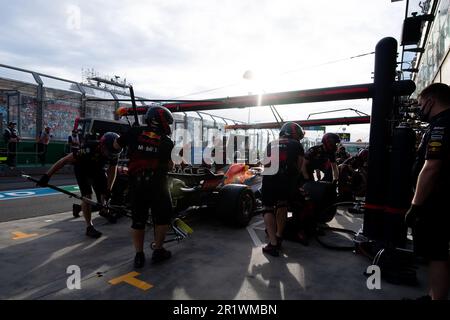 Melbourne, Australien, 8. April 2022. Redbull wartet am 08. April 2022 beim Grand Prix der australischen Formel 1 im Albert Park in Melbourne, Australien, eines seiner Autos. Kredit: Steven Markham/Speed Media/Alamy Live News Stockfoto