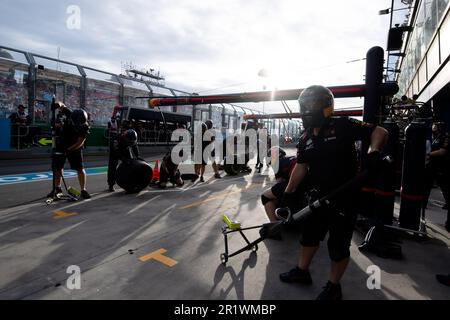 Melbourne, Australien, 8. April 2022. Redbull bereitet sich am 08. April 2022 beim Grand Prix der australischen Formel 1 im Albert Park in Melbourne, Australien, auf eines seiner Autos vor. Kredit: Steven Markham/Speed Media/Alamy Live News Stockfoto