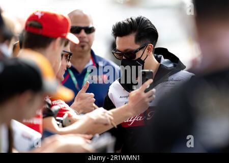 Melbourne, Australien, 9. April 2022. Zhou Guanyu (24) aus China und Alfa Romeo F1 Team Orlen treffen am 09. April 2022 im Albert Park in Melbourne, Australien, zum australischen Formel 1 Grand Prix ein. Kredit: Steven Markham/Speed Media/Alamy Live News Stockfoto