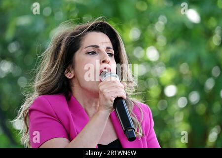 Diyarbakir, Türkei. 13. Mai 2023. Basak Demirtas spricht bei der Rallye Diyarbakir der Grünen-Linken-Partei. Basak Demirtas, die Ehefrau von Selahattin Demirtas, dem ehemaligen Ko-Führer der Demokratischen Volkspartei (HDP), der seit 7 Jahren in der Türkei im Gefängnis sitzt, hielt ebenfalls eine Rede, indem er an einer von der Partei der Grünen Linken (YSP) in Diyarbakir organisierten Kundgebung teilnahm. (Kreditbild: © Mehmet Masum Suer/SOPA Images via ZUMA Press Wire) NUR REDAKTIONELLE VERWENDUNG! Nicht für den kommerziellen GEBRAUCH! Stockfoto