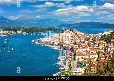 Schöne Bucht in der Nähe von Poros Island am sonnigen Tag, Griechenland Stockfoto