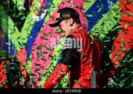 Melbourne, Australien, 10. April 2022. Rennsieger Charles Leclerc (16) von Monaco und Scuderia Ferrari feiert am 10. April 2022 im Albert Park in Melbourne, Australien, den australischen Formel-1-Grand Prix. Kredit: Steven Markham/Speed Media/Alamy Live News Stockfoto
