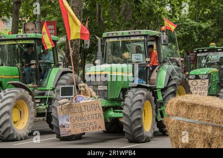 Madrid, Spanien. 14. Mai 2023. Die Demonstration begann um 1:00 Uhr und brachte Menschen aus ganz Spanien auf der Plaza de Carlos V zusammen. Dort wurden die Manifeste der verschiedenen beteiligten Sektoren gelesen und die Stimmen derjenigen gehört, die sich für den Protest einsetzen. @S mit dem Feld, die Grundlage für Lebensmittel und Wirtschaft. Die Demonstranten haben darauf hingewiesen. Kredit: Alberto Sibaja Ramírez/Alamy Live News Stockfoto