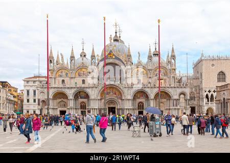 Venedig, Italien - April 06 2019: Der Markusdom (Italienisch: Basilica di San Marco) ist eine berühmte Kathedrale mit einem höhlenförmigen vergoldeten Innern, myr Stockfoto