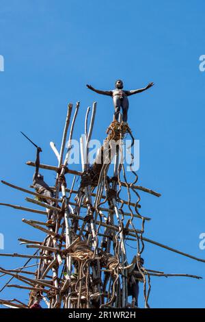 Vanuatu, Pfingstinsel. Uraltes Ritual des Tauchens an Land. Bereit zum Sprung. Stockfoto