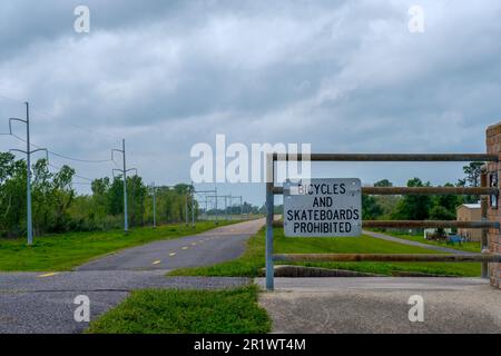 NEW ORLEANS, LA, USA - 31. MÄRZ 2023: Schild „Bikes and Skateboards prohibited“ am Deich des Mississippi in Kenner, LA, USA Stockfoto