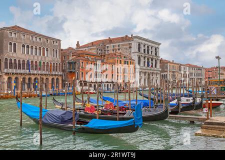 Venize, Italien - April 06 2019: Gondelreihe auf dem Canale Grande gegenüber dem Ca' Farsetti (Rathaus), dem Palazzo Cavalli (Regierungsbüro) und der Stockfoto