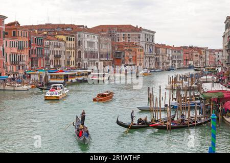 Venize, Italien - April 06 2019: Canale Grande mit dem Palazzo Loredan (Gemeindeverwaltung), dem Ca' Farsetti (Rathaus), dem Palazzo Cavall Stockfoto