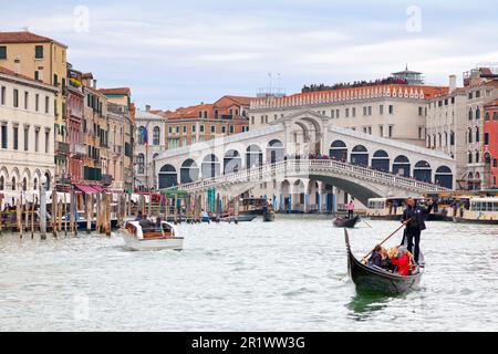 Venedig, Italien - April 06 2019: Die Rialtobrücke (Italienisch: Ponte di Rialto) ist eine kunstvoll verzierte Steinbrücke aus dem 16. Jahrhundert, die den Grand Cana überquert Stockfoto