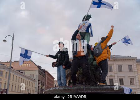 Helsinki, Finnland - 20. Februar 2022: Finnische Eishockeyfans feiern bei den olympischen spielen 2022 in Peking Finnlands erste olympische Goldmedaille im Eishockey Stockfoto