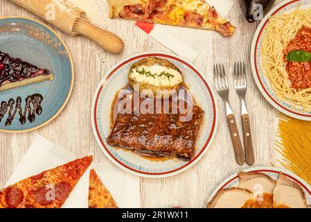 Ein Set köstlicher Gerichte mit einem gerösteten Bein und Rippchen mit Barbecue-Sauce Stockfoto