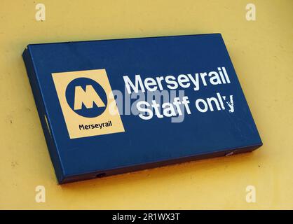 Merseyrail Staff Only Schild,Hunts Cross, Merseyrail Bahnhof, HNX, Speke Rd, Woolton, Liverpool, Merseyside, England, Vereinigtes Königreich, L25 0NN Stockfoto