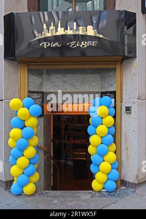 Pier Eight Bar, mit ukrainischen Flaggenfarben willkommen, für Eurovision 2023 - 8 Water St, Liverpool, Merseyside, England, Großbritannien, L2 8TD Stockfoto