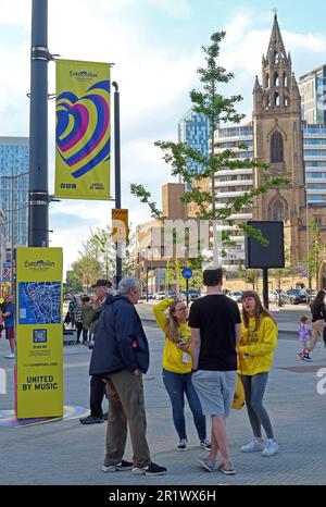 Pier Head Helfer für Eurovision 2023, in Gelb gekleidet, United by Music, Mann Island, Liverpool, Merseyside, England, Großbritannien, L3 1BP Stockfoto