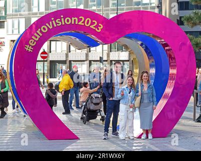 Liverpool Eurovision 2023, Yellow, Blue (Ukraine) and pink Hearts, Mann Island, Liverpool, Merseyside, England, GB, L3 1BP Stockfoto