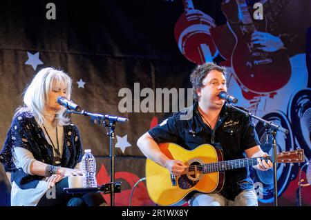 Toronto, Kanada - 12. März 2011: Der berühmte Sänger und Songwriter Emmylou Harris und Gordie Sampson treten im Rahmen der Canadian Music Week im Songwriter's Circle auf Stockfoto