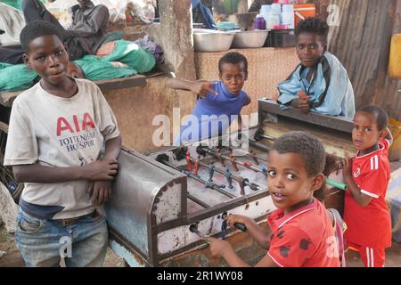 Dre Dawa, Äthiopien â€“ 11.05.2022: Kinder und Teenager spielen auf dem Markt Tischfußball Stockfoto