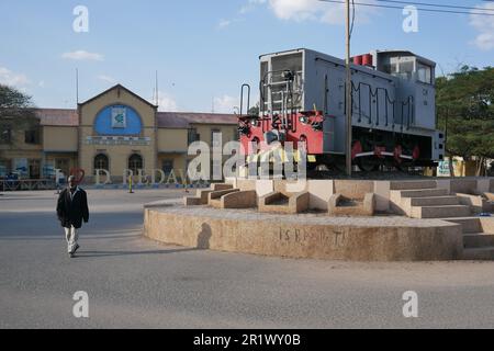 Dre Dawa, Äthiopien â€“ 11.05.2022: Ein Mann geht an einem alten Zugdenkmal außerhalb des alten Bahnhofs in Dre Dawa vorbei Stockfoto