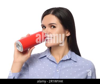 Schöne junge Frau, die aus der Blechdose trinkt, auf weißem Hintergrund Stockfoto