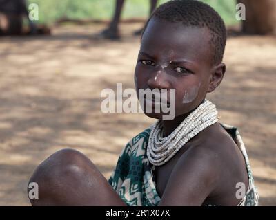 Omo Valley, Äthiopien â€“ 11.18.2022: Junge Frau aus dem Karo-Stamm in traditioneller Kleidung Stockfoto