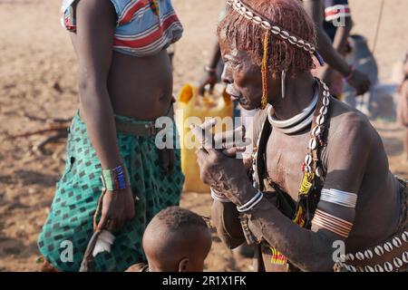 Omo Valley, Äthiopien â€“ 11.19.2022: Alte Frau aus dem Hamar-Stamm während der Stierspringen-Zeremonie Stockfoto