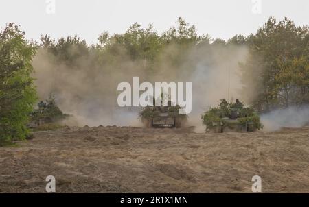 Polnische Soldaten, die dem 19. Brigademanöver zugeteilt wurden ein BMP-3-Infanteriefahrzeug, während sie Anakonda23 an einer kombinierten Waffenprobe in Nowa Deba, Polen, am 13. Mai 2023 teilnahmen. Anakonda23 ist Polens wichtigstes nationales Projekt, das sich darum bemüht, die taktische Bereitschaft auszubilden, zu integrieren und aufrechtzuerhalten und die Interoperabilität in einem gemeinsamen multinationalen Umfeld zu verbessern, und ergänzt das 4.-Inf. Divs Mission in Europa, die darin besteht, an multinationalen Schulungen und Übungen auf dem ganzen Kontinent teilzunehmen und dabei mit NATO-Verbündeten und regionalen Sicherheitspartnern zusammenzuarbeiten Stockfoto