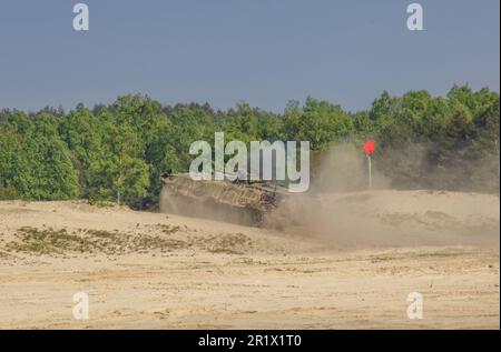 Polnische Soldaten, die dem 19. Brigademanöver zugeteilt wurden, führen einen PT-91-Panzer durch, während sie Anakonda23 an einer kombinierten Waffenprobe in Nowa Deba, Polen, am 13. Mai 2023 teilnahmen. Anakonda23 ist Polens wichtigstes nationales Projekt, das sich darum bemüht, die taktische Bereitschaft auszubilden, zu integrieren und aufrechtzuerhalten und die Interoperabilität in einem gemeinsamen multinationalen Umfeld zu verbessern, und ergänzt das 4.-Inf. Divs Mission in Europa, die darin besteht, an multinationalen Schulungen und Übungen auf dem ganzen Kontinent teilzunehmen und dabei mit NATO-Verbündeten und regionalen Sicherheitspartnern zusammenzuarbeiten, um kämpfungsfähige Foren zu schaffen Stockfoto