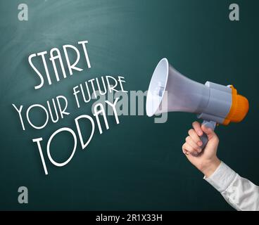 Frau mit Megafon und Phrase Beginnen Sie Ihre Zukunft noch heute auf der grünen Tafel Stockfoto