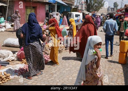 Harar, Äthiopien â€“ 11.04.2022: Das junge harari-Mädchen blickt auf eine geschäftige Marktstraße in der Altstadt zurück Stockfoto