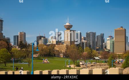 Die Skyline von Vancouver. Aussichtsturm auf den Bürogebäuden. Wolkenkratzer im zentralen Geschäftsviertel von Downtown Vancouver. Krabbenpark. Kohleharbou Stockfoto