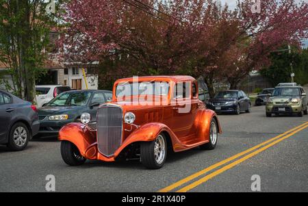 Oldtimer-Ausstellung mit orangefarbenem Chevrolet Coupe (1930er-1940er), Vorderansicht eines Autos, das auf einer Straße fährt. Reisefoto, nicht-Körper, Straßenfoto, Vancouver C. Stockfoto