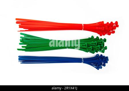 Farbige Kabelbinder isoliert auf weißem Hintergrund Stockfoto