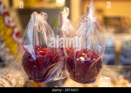 Roter Toffee-Liebesapfel mit Weihnachtsmann und Weihnachtsbaum dekoriert. Weihnachtsmarkt in Wetzlar, Deutschland Stockfoto